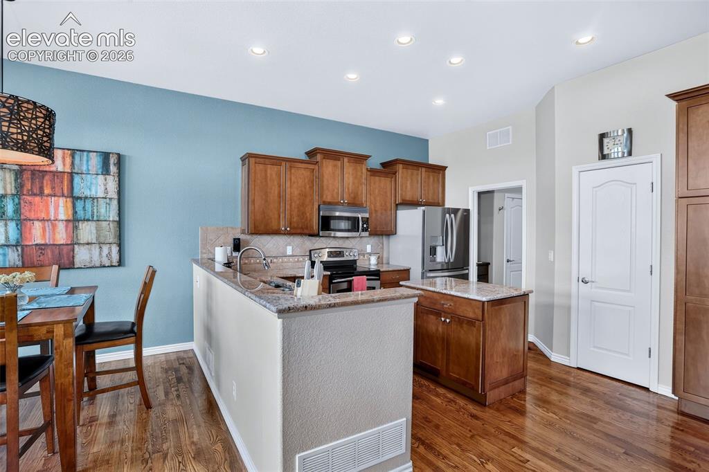 Image 17 of 44: Kitchen