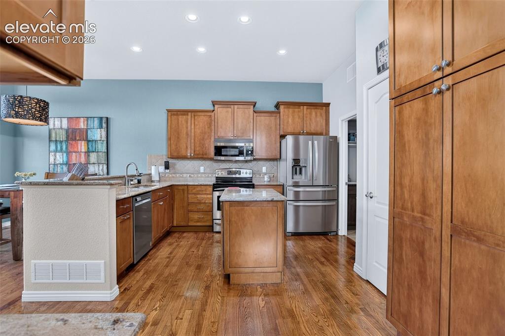 Image 18 of 44: Kitchen