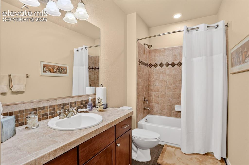 Image 35 of 44: Bathroom