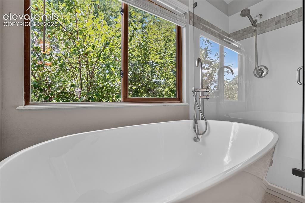 Image 16 of 28: Bathroom