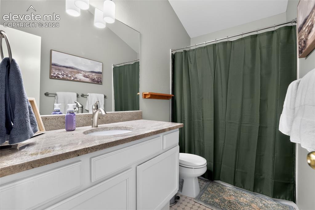 Image 20 of 28: Bathroom
