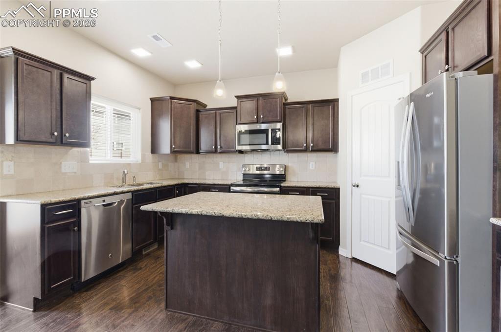 Image 15 of 46: Kitchen