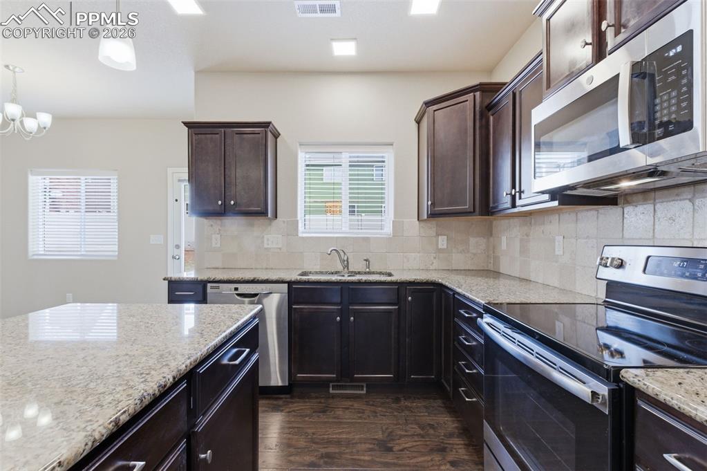 Image 17 of 46: Kitchen