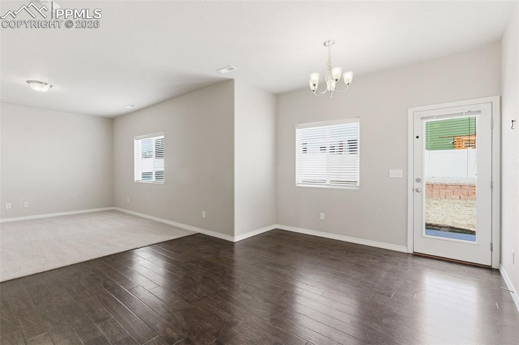 Image 18 of 46: Dining Area