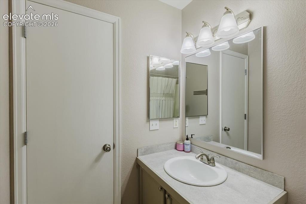 Image 19 of 38: Bathroom