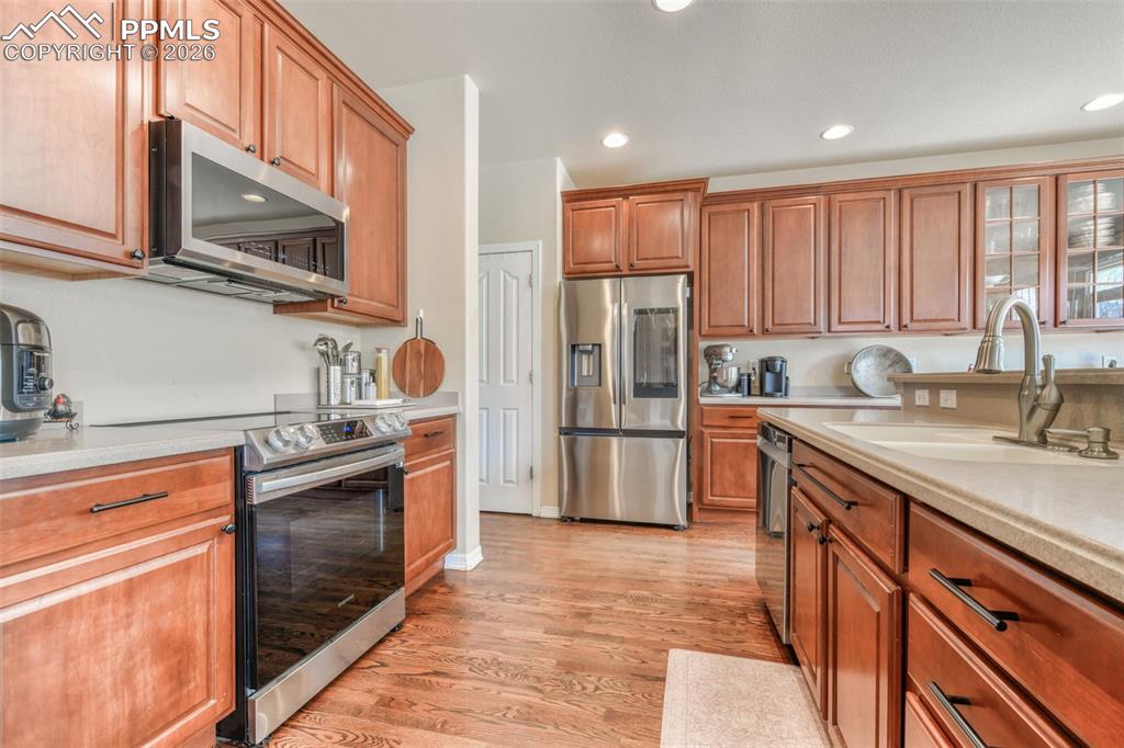 Image 10 of 50: Kitchen