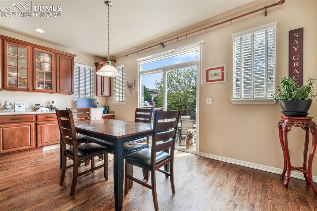Image 14 of 50: Dining Area