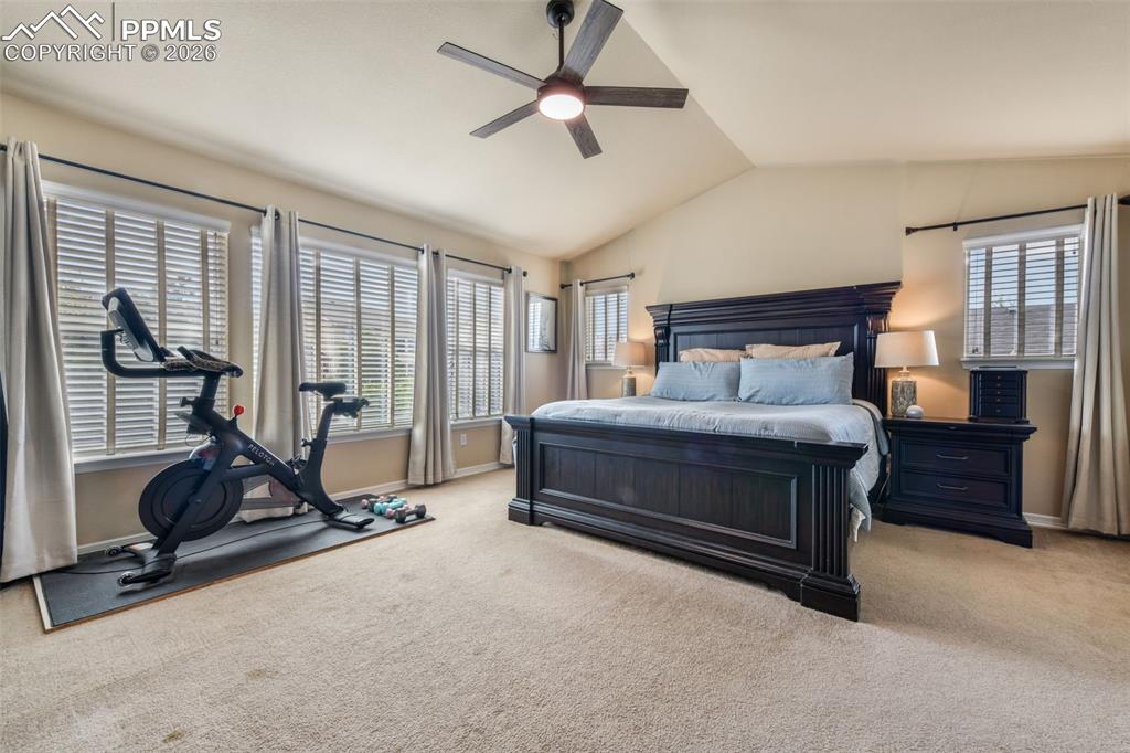 Image 19 of 50: Bedroom