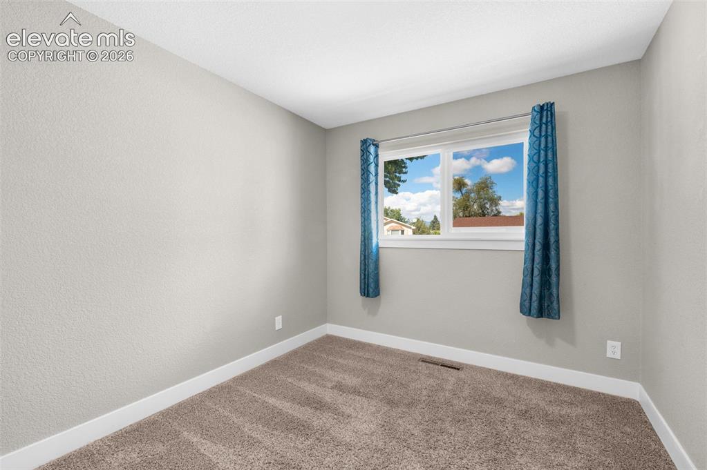 Image 19 of 47: 2nd main bedroom 