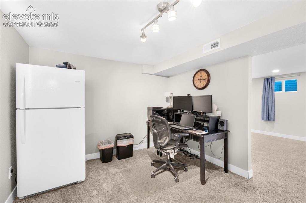 Image 33 of 47: Office