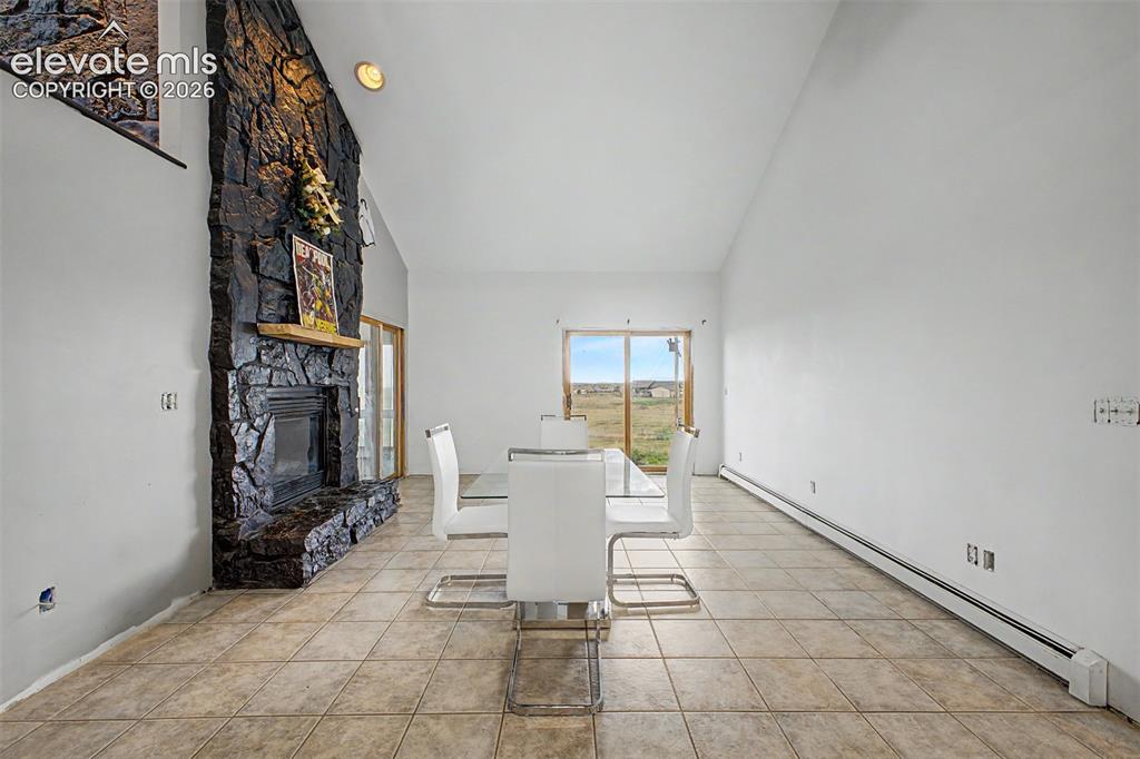 Image 13 of 45: Dining Area