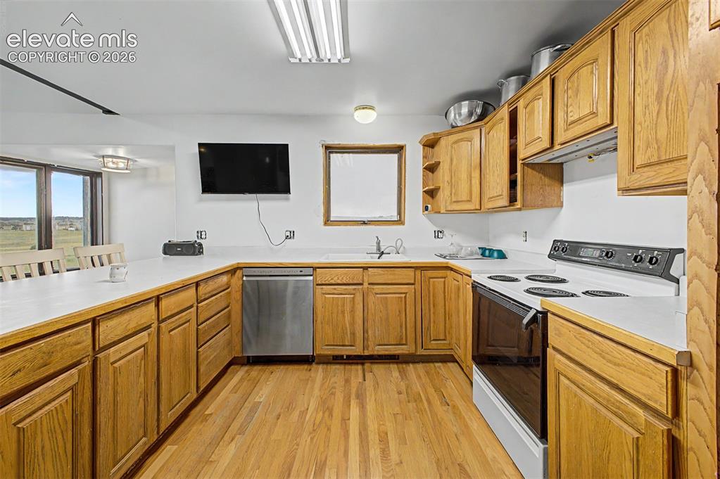 Image 16 of 45: Kitchen