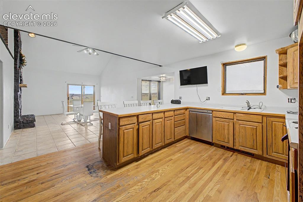 Image 17 of 45: Kitchen