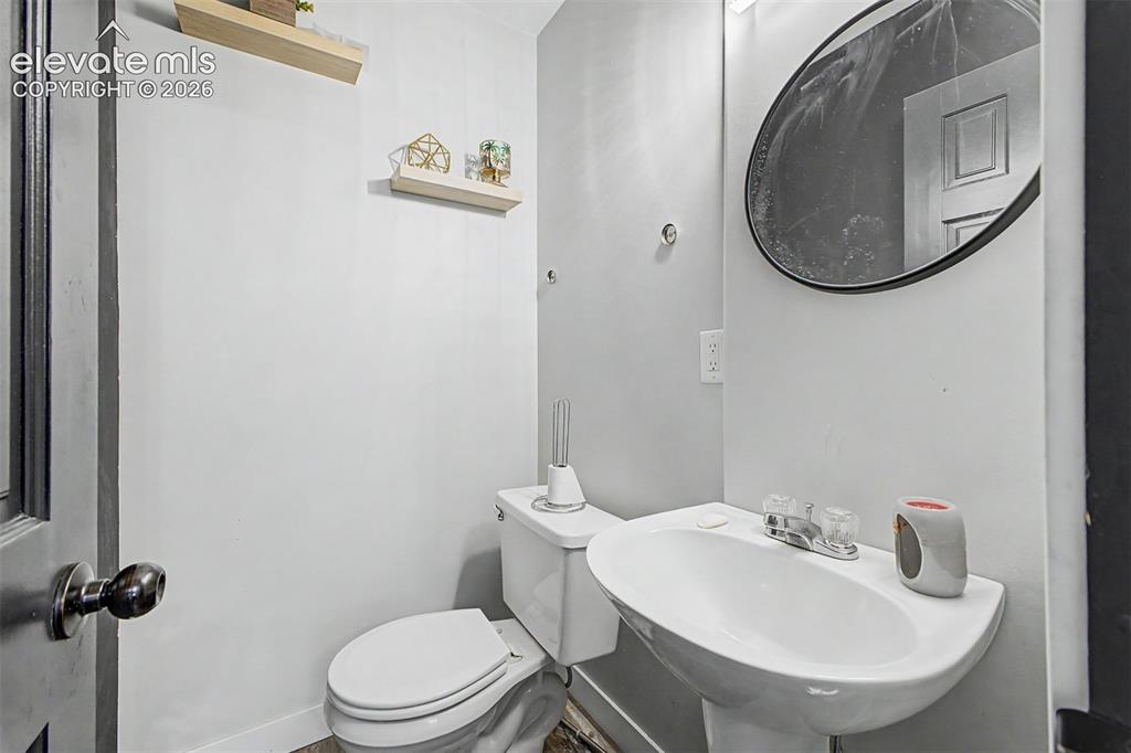 Image 19 of 45: Bathroom