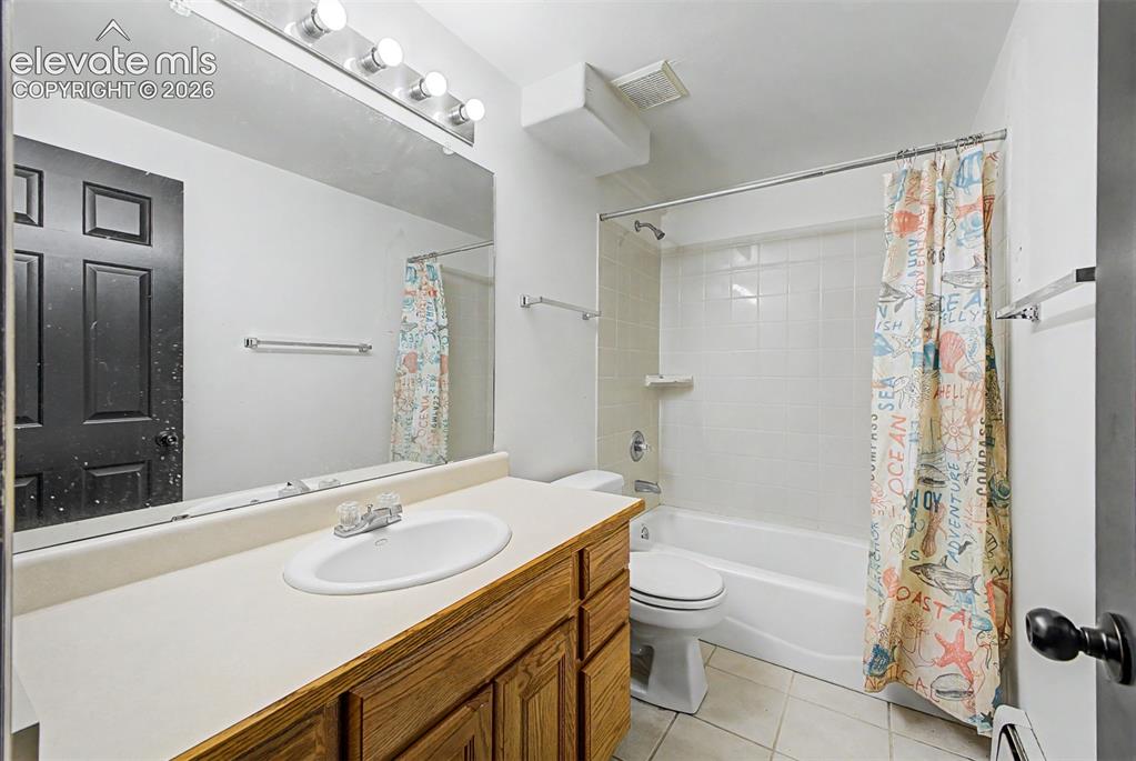 Image 33 of 45: Bathroom