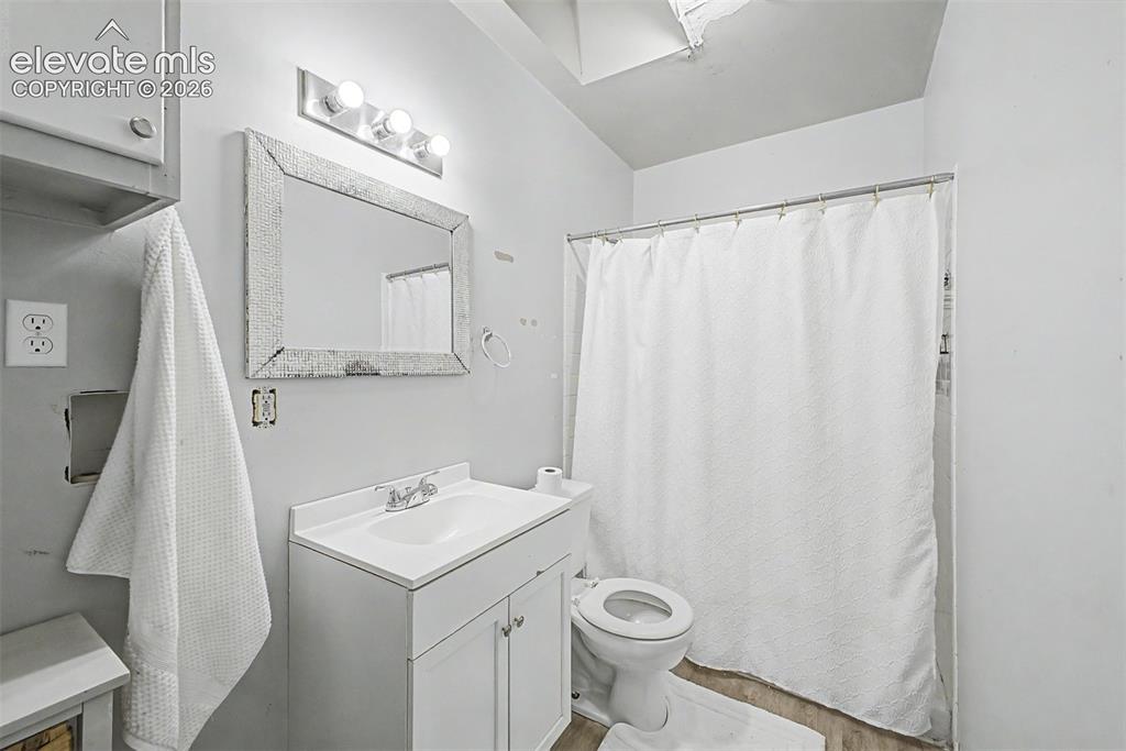 Image 39 of 45: Bathroom