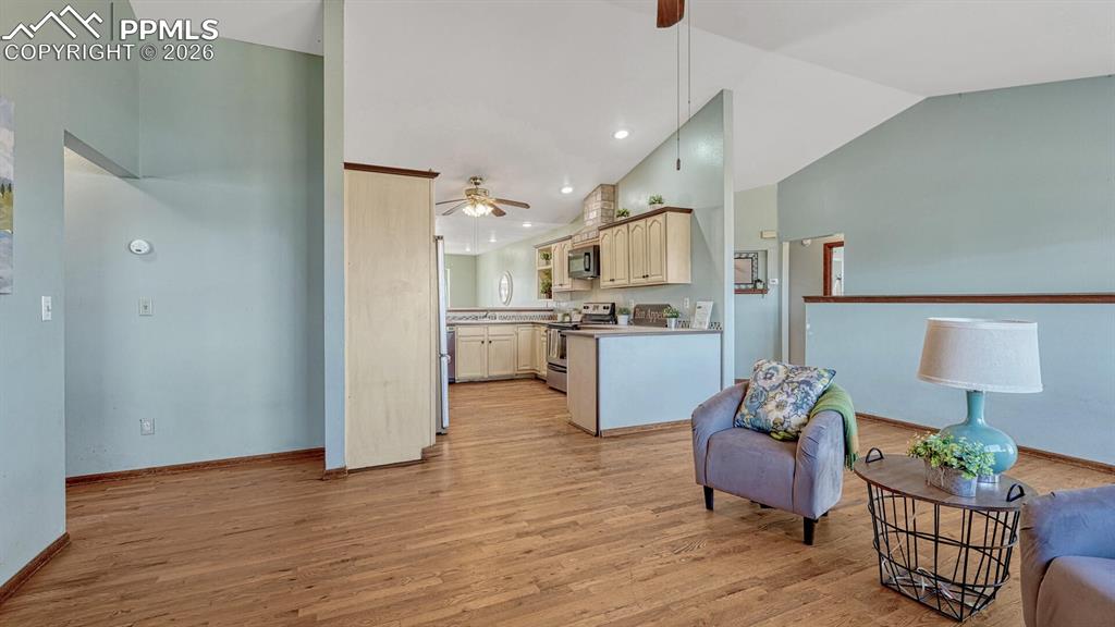 Image 10 of 50: Sitting Room