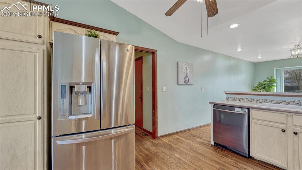 Image 14 of 50: Kitchen