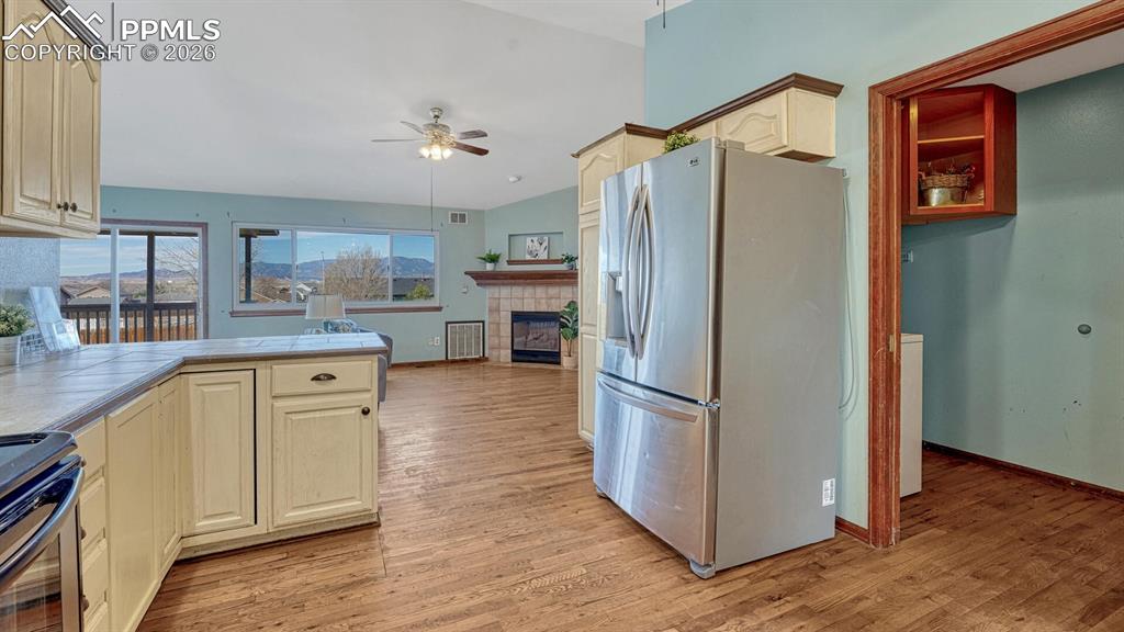 Image 15 of 50: Kitchen