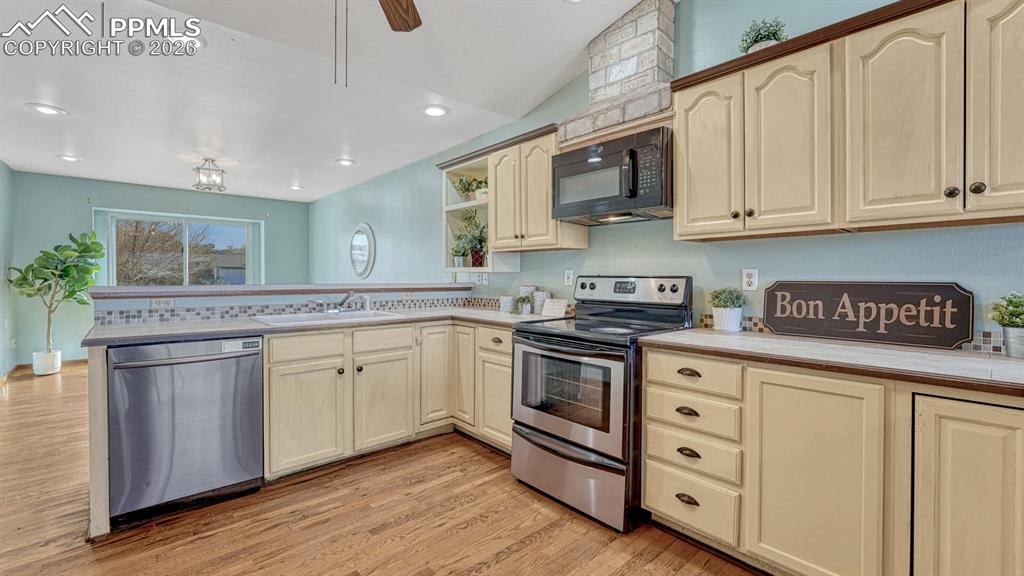 Image 16 of 50: Kitchen