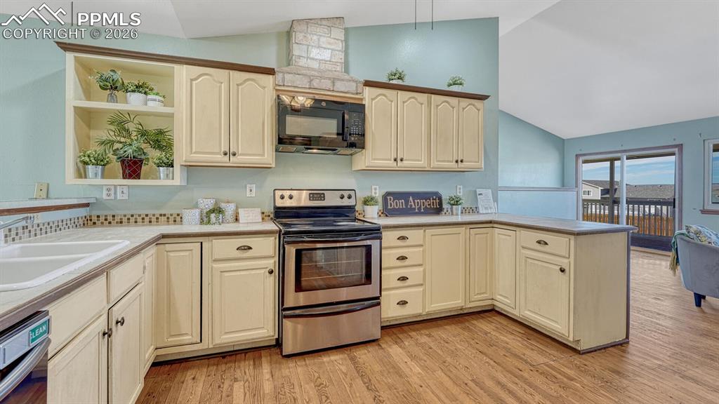 Image 17 of 50: Kitchen