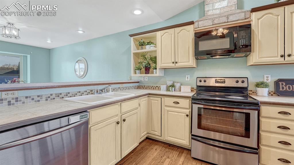 Image 18 of 50: Kitchen