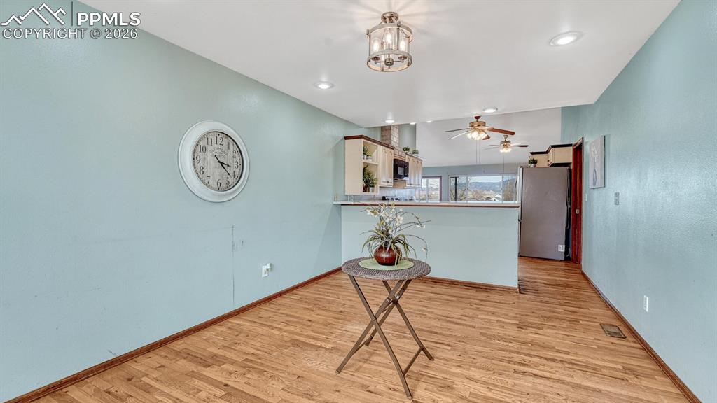 Image 21 of 50: Dining Area