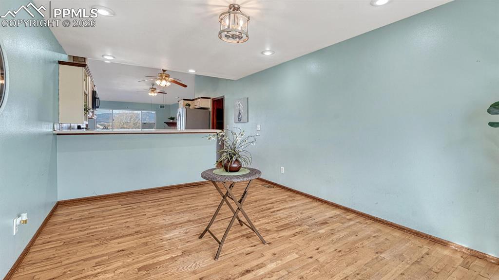 Image 22 of 50: Dining Area