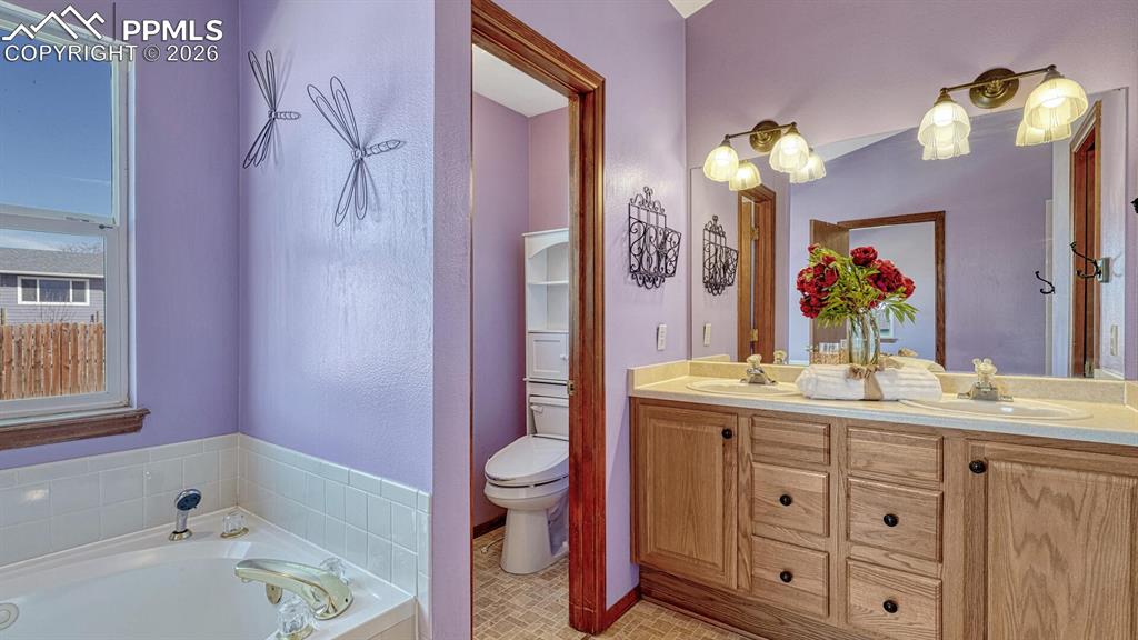 Image 27 of 50: Bathroom