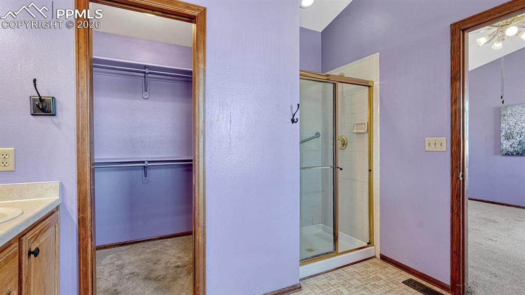 Image 28 of 50: Bathroom