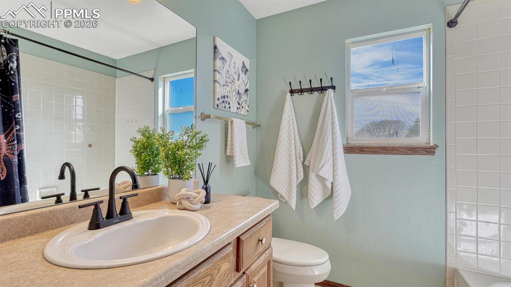 Image 32 of 50: Bathroom