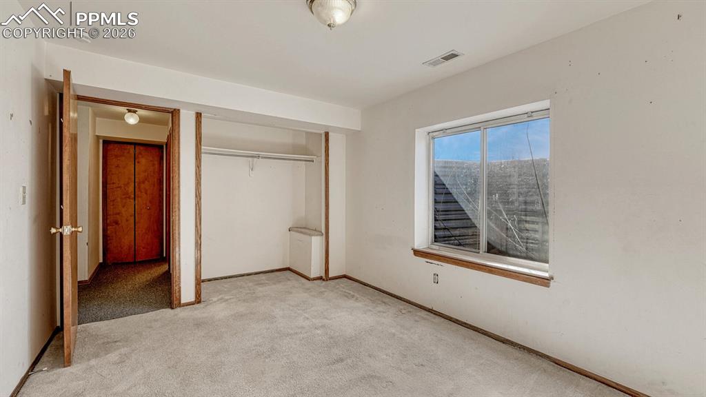 Image 39 of 50: Bedroom