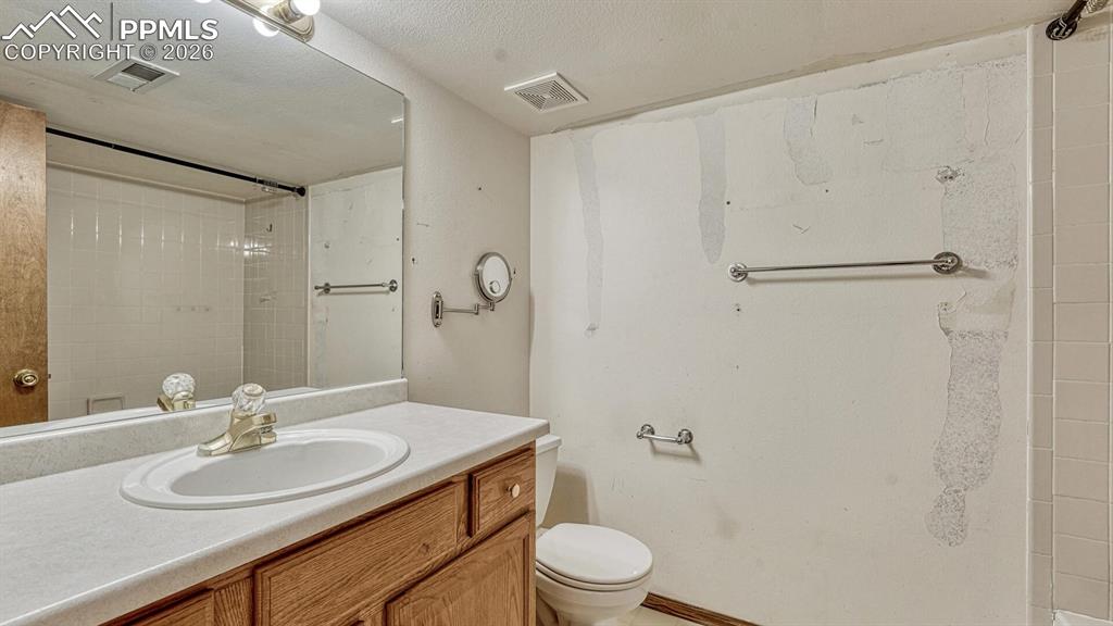 Image 40 of 50: Bathroom