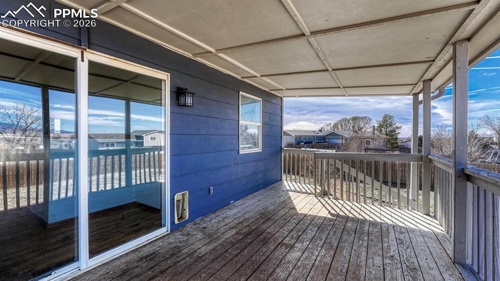 Image 42 of 50: Deck