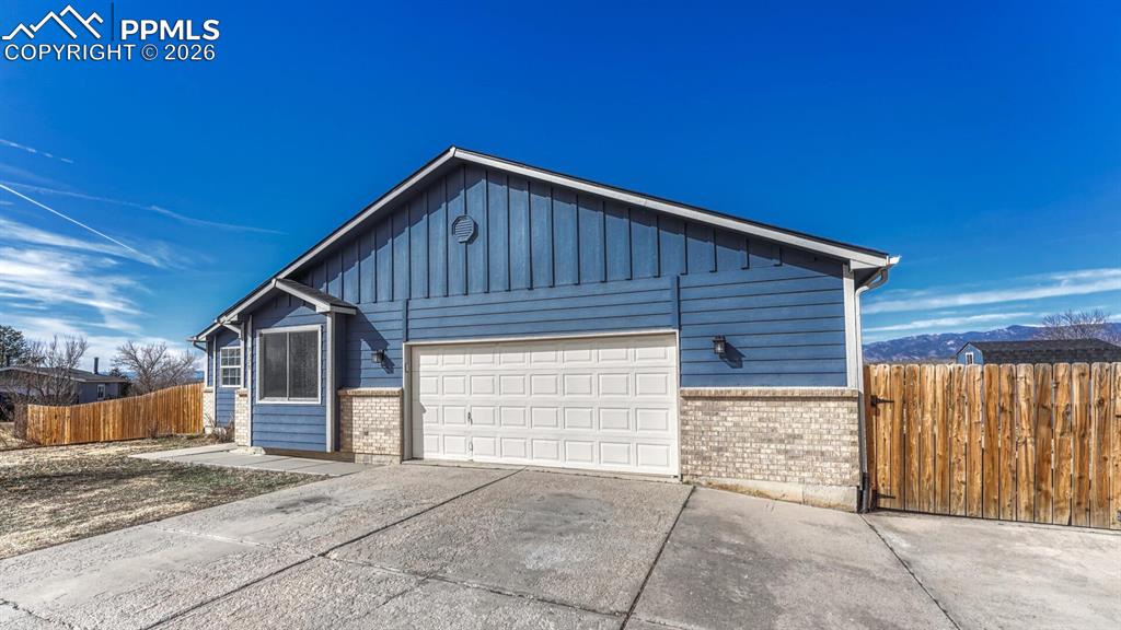 Image 5 of 50: Garage