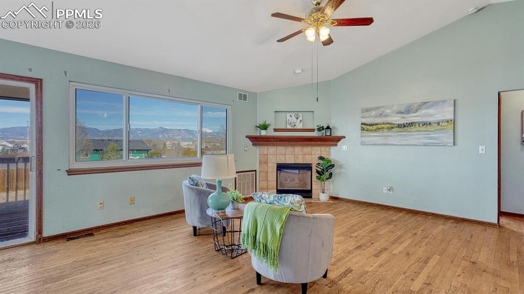 Image 7 of 50: Living Room