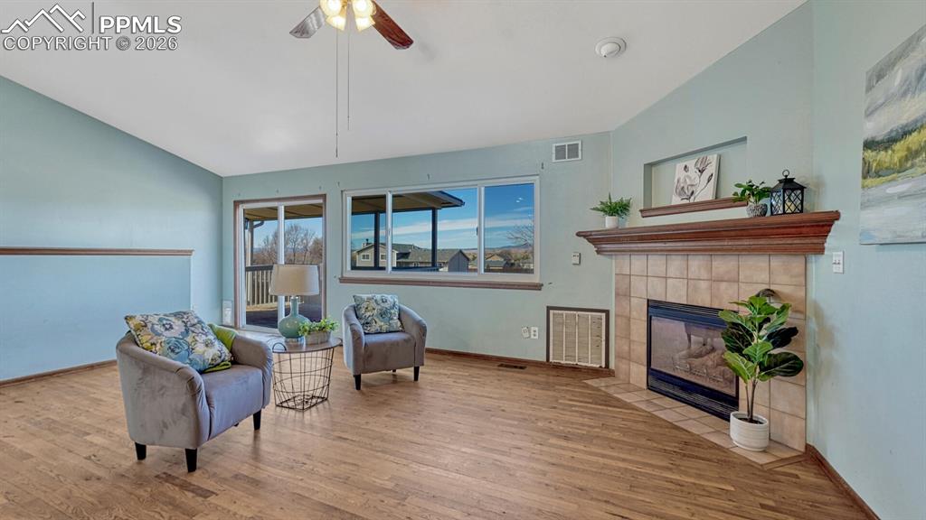 Image 9 of 50: Sitting Room