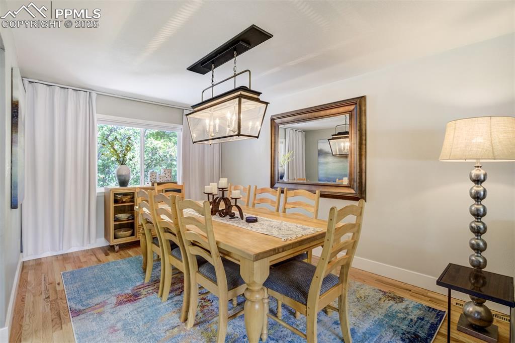 Image 10 of 50: Dining Area