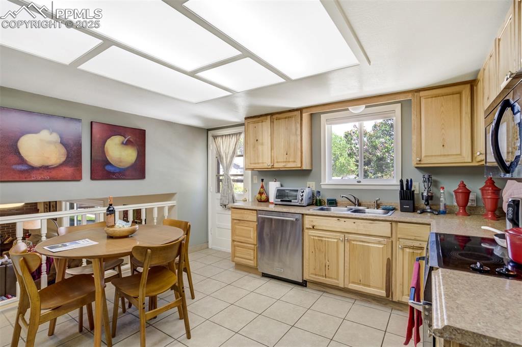 Image 13 of 50: Kitchen