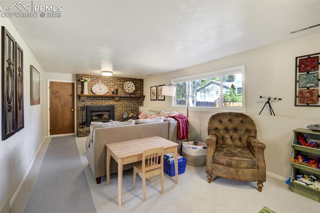 Image 19 of 50: Living Room