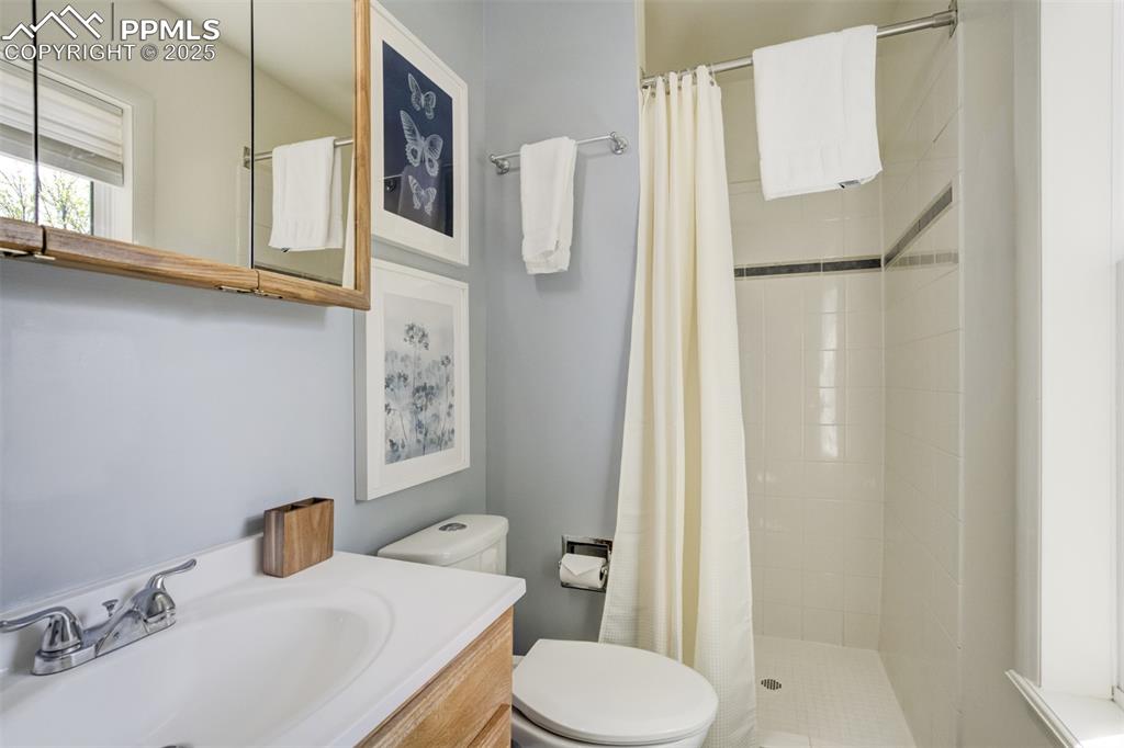 Image 32 of 50: Bathroom