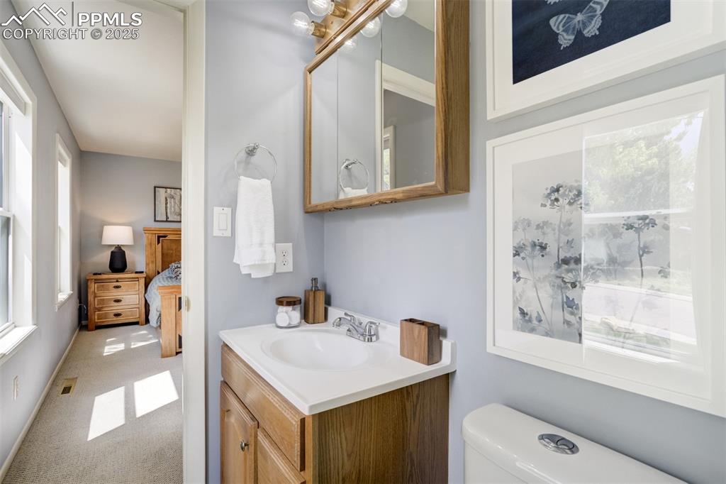 Image 33 of 50: Bathroom