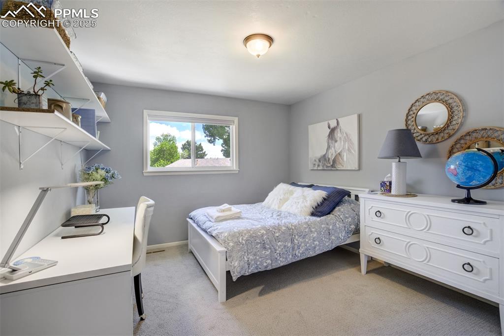 Image 34 of 50: Bedroom