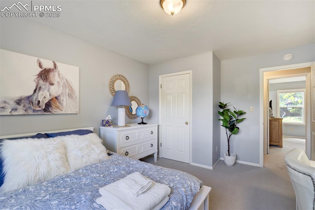 Image 36 of 50: Bedroom