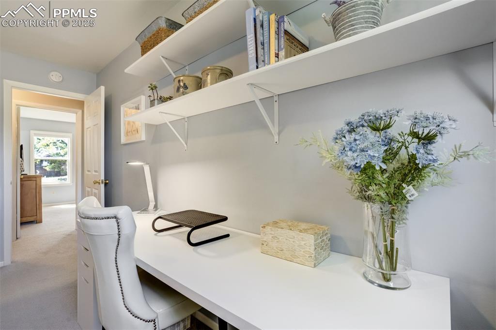 Image 37 of 50: Office