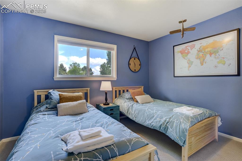 Image 38 of 50: Bedroom