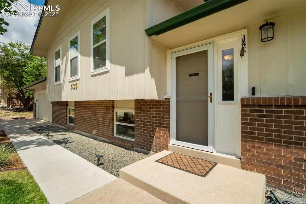 Image 4 of 50: Entry