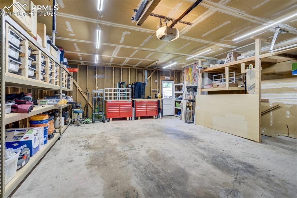 Image 42 of 50: Garage