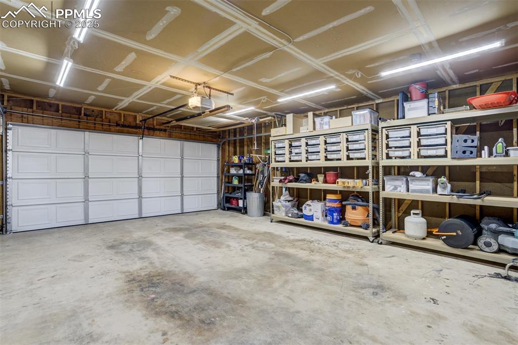 Image 43 of 50: Garage