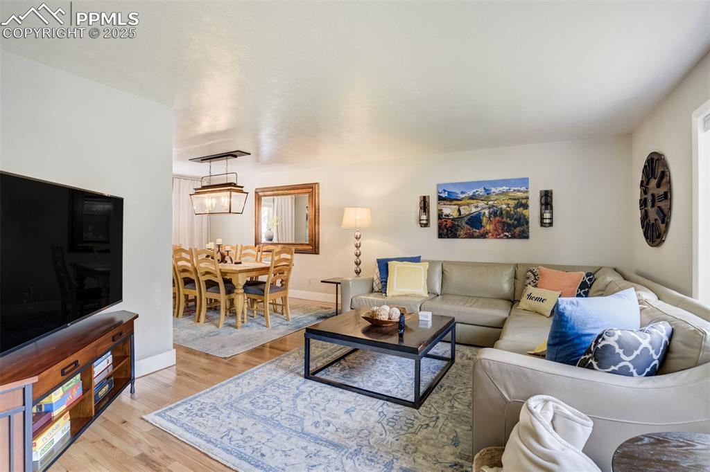 Image 7 of 50: Living Room